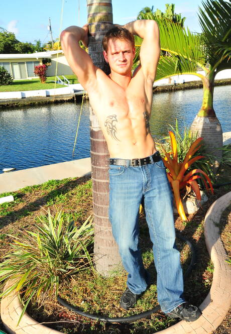 Seksowni Amerykanie, twardziel Trent Diesel i muskularny Izzy James uprawiają dobry międzyrasowy seks przy basenie