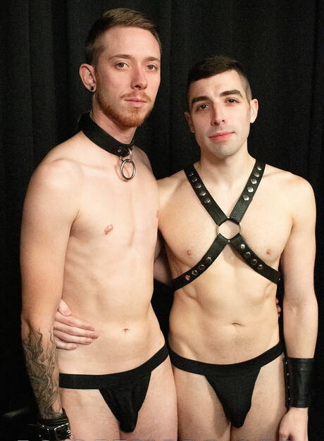 Declan Gray와 Mike Edge가 FTM과 뜨거운 커플 장면을 선보입니다.