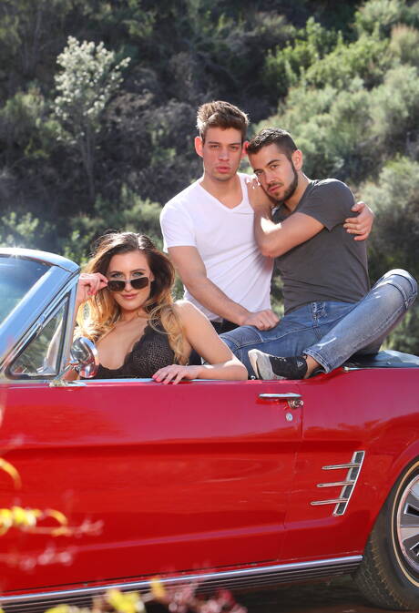 Trio tarado Dante Colle, Michael Delray e Ella Reese em ação de sexo a três bi