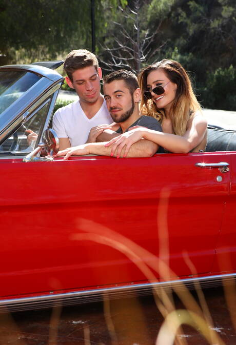 Biphoria: Horny trio Dante Colle, Michael Delray and Ella Reese in threesome bi-fuck action