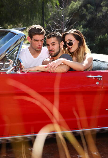 Trio tarado Dante Colle, Michael Delray e Ella Reese em ação de sexo a três bi