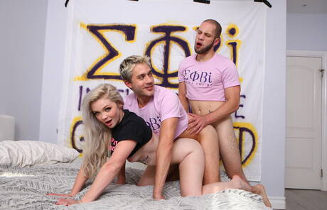 淫蕩的朋友 Wolf Hudson、Sherman Maus 和 Kay Carter 在雙性戀場景中