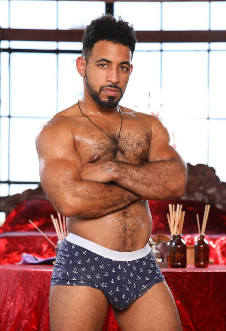 性感三人組 Draven Navarro、Aria Banks 和 Rodrigo Amor 的雙性戀性愛場景