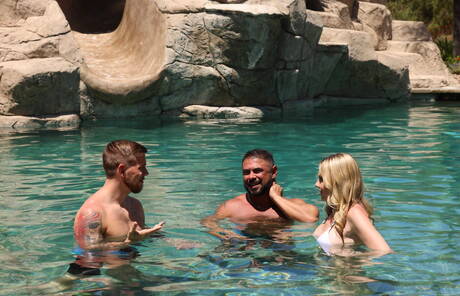 Hete Draven Navarro, Rebel Rhyder en Steve Rickz in een trio-bi-fuck-actie bij het zwembad