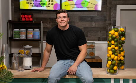 I due americani più attraenti, il bel ragazzo Joey Mills e il muscoloso Clark Reid hanno una scena di coppia bollente