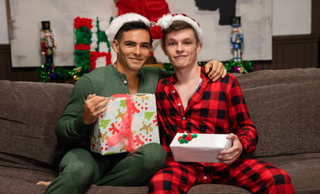 強壯的 Damian Night 和硬漢 Jake Preston 展開激烈的同性戀行為