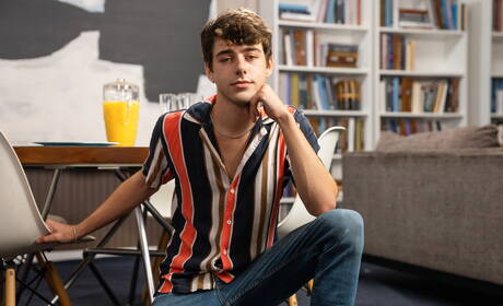 美國色情明星喬伊·米爾斯和年輕男子德雷克·馮在廚房裡進行激烈的肛交