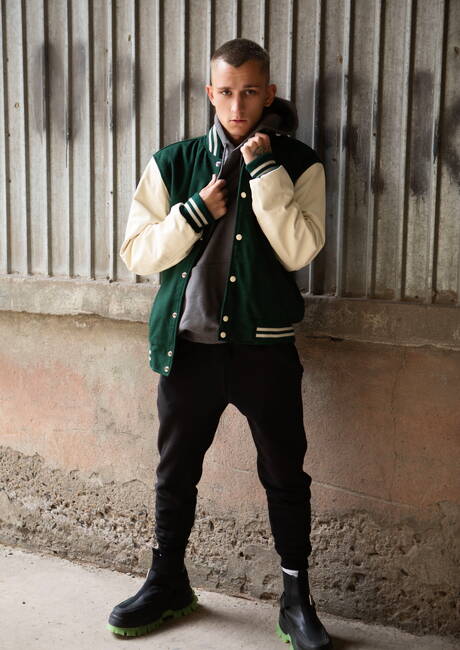 Der schöne Amerikaner Theo Brady und der Muskelprotz Miguel Exotic lutschen und vögeln sich draußen