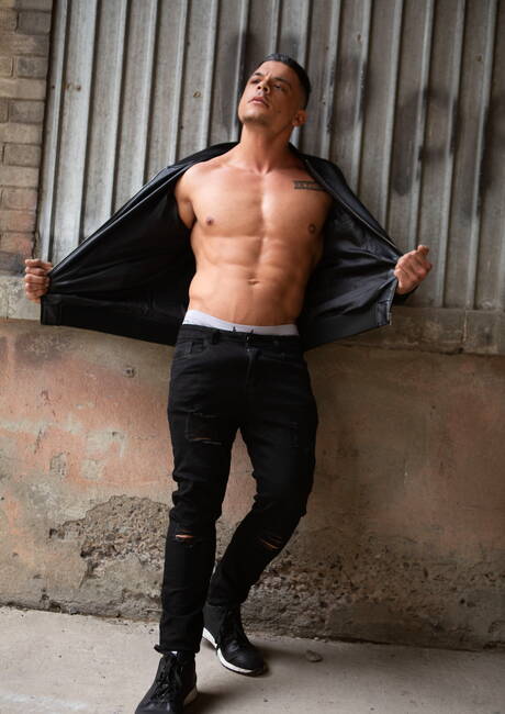 American beautiful boy Theo Brady and beefcake Miguel Exotic sucking and screwing each other outside