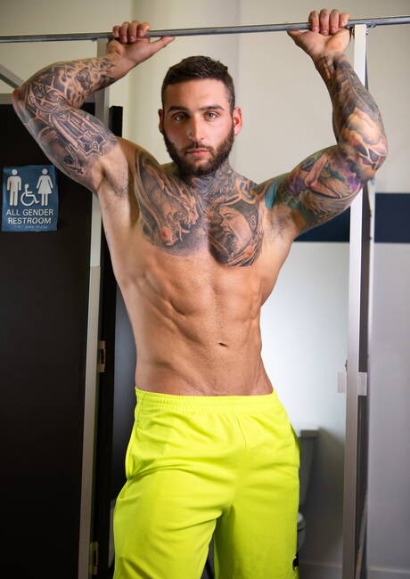 淫蕩的傢伙 Malik Delgaty、Johnny Donovan 和 Tony Dangelo 在浴室裡享受三人性愛