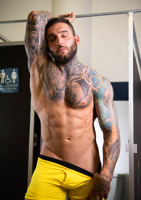 いやらしい男マリク・デルガティ、ジョニー・ドノヴァン、トニー・ダンジェロがバスルームで3Pセックスをする