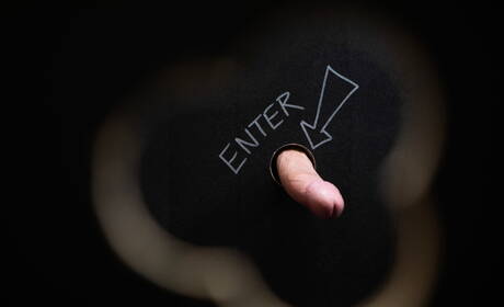 淫蕩的傢伙 Malik Delgaty、Johnny Donovan 和 Tony Dangelo 在浴室裡享受三人性愛