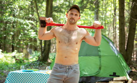 美國健美運動員保羅·瓦格納和法國多毛猛男奧利維爾·羅伯特在戶外互相吸吮和操弄