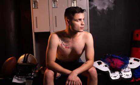 Der starke kanadische Bulle Travis Connor und der junge Amerikaner Ryan Bailey ficken den Arsch, nachdem sie einen Schwanz gelutscht haben