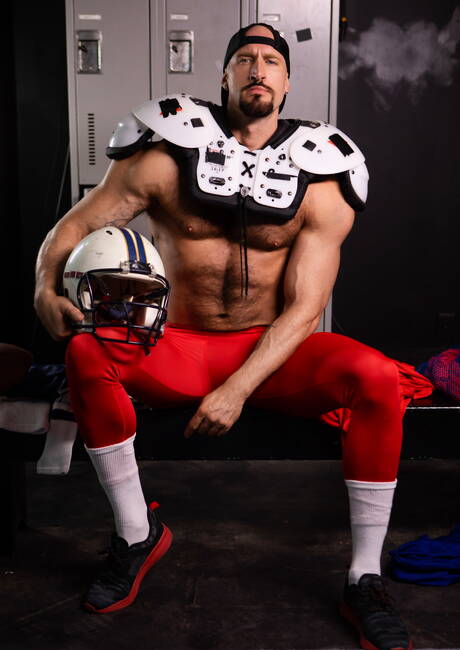 Der starke kanadische Bulle Travis Connor und der junge Amerikaner Ryan Bailey ficken den Arsch, nachdem sie einen Schwanz gelutscht haben