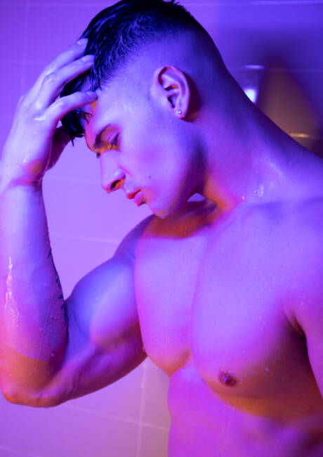 Der kanadische Bulle Malik Delgaty und der amerikanische Twink Troye Dean in einer heißen homosexuellen Szene im Badezimmer