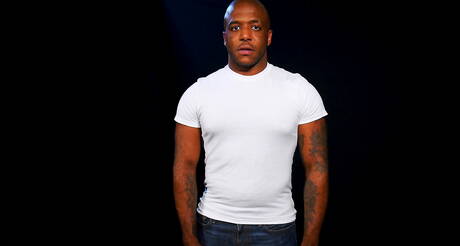 Der schwarze, kräftige Micah Martinez wichst mit einem Sexspielzeug