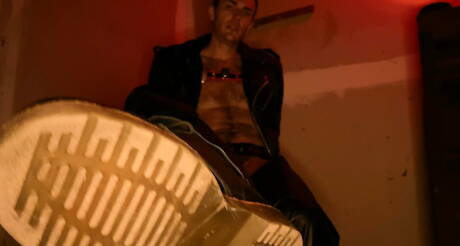 アメリカ人の毛深いスタッド、クリスチャン・ワイルドが革の服を着てチンポをいじっている