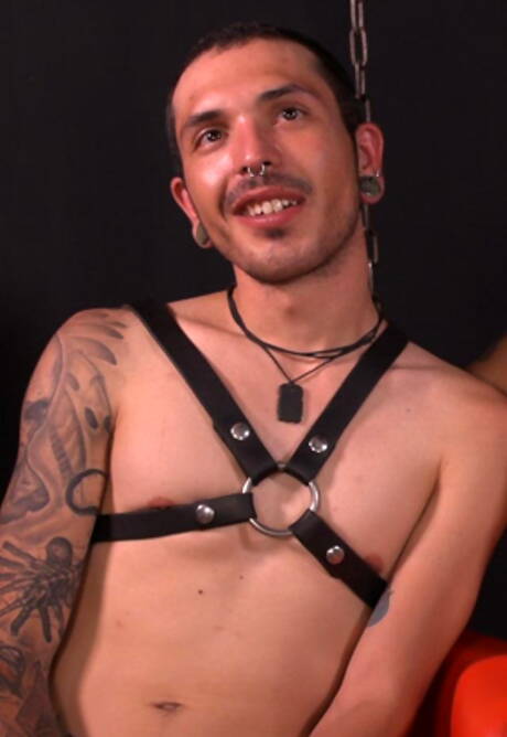 Der kanadische Kraftprotz Romeo Davis und der kräftige Silas Everwood in einer harten BDSM-Sexszene