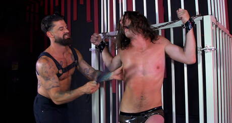 KinkyBitesMen: American stars bear Alpha Wolfe and hot twink Tony Orlando in bdsm porn scene