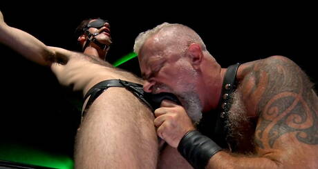 Dois caras americanos, o urso Lance Charger e o lindo garoto Maxx Monroe, em uma cena de sexo bdsm hardcore