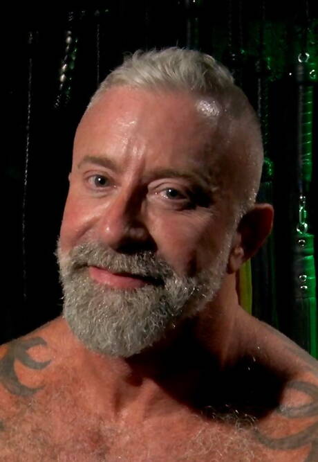 Dois caras americanos, o urso Lance Charger e o lindo garoto Maxx Monroe, em uma cena de sexo bdsm hardcore