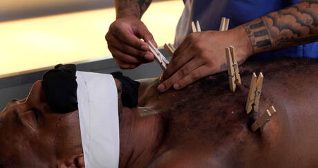 Der bullige Jon Darra und der schwarze Hengst Micah Martinez in einer BDSM-Pornoszene