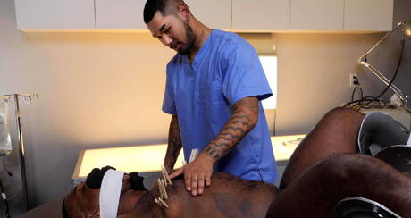 Der bullige Jon Darra und der schwarze Hengst Micah Martinez in einer BDSM-Pornoszene