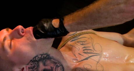 Zwei amerikanische Jungs, der hübsche Junge Zak Bishop und der heiße Bär Lance Charger, werden in der Dusche hart gefesselt