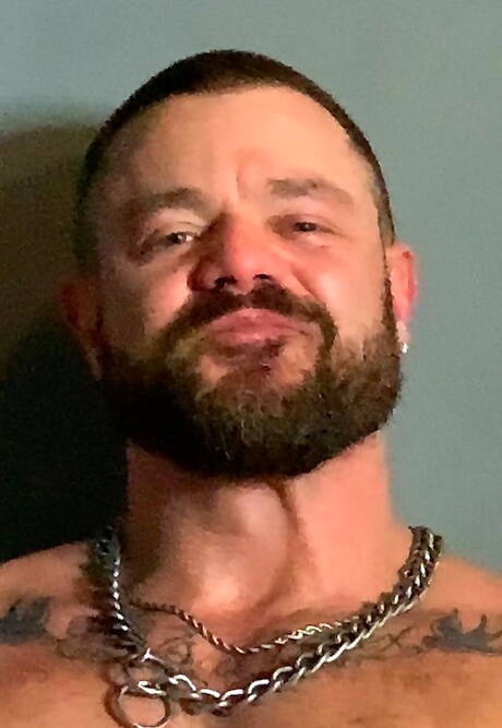 Le mec sexy Scott Wild et le mec attirant Kai Marcos dominés et humiliés