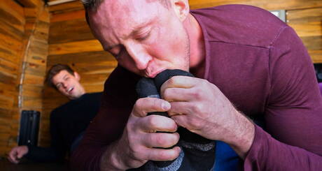 Los simpáticos amigos estadounidenses Pierce Paris y el semental Michael Delray en una escena de porno bondage al aire libre