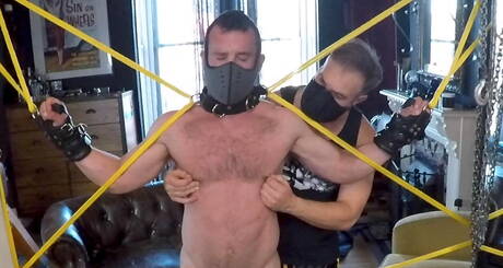 肌肉男Mike Gaite在BDSM活動中擠奶