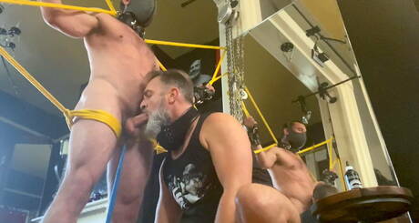 肌肉男Mike Gaite在BDSM活動中擠奶