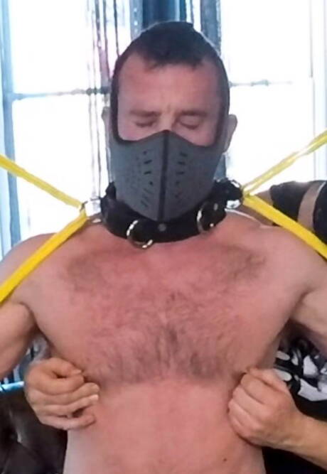 肌肉男Mike Gaite在BDSM活動中擠奶