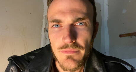 O garanhão americano peludo Christian Wilde provocando seu pau