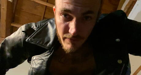 O garanhão americano peludo Christian Wilde provocando seu pau