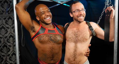 Heiße amerikanische Jungs, der bullige Alex Hawk und der Muskelprotz Micah Martinez, lassen sich gerne fesseln