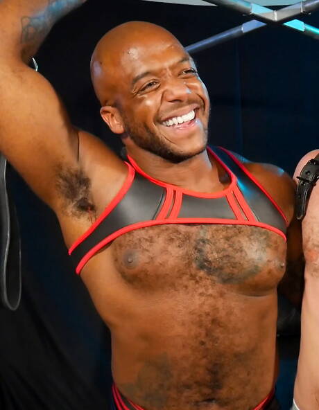 Heiße amerikanische Jungs, der bullige Alex Hawk und der Muskelprotz Micah Martinez, lassen sich gerne fesseln