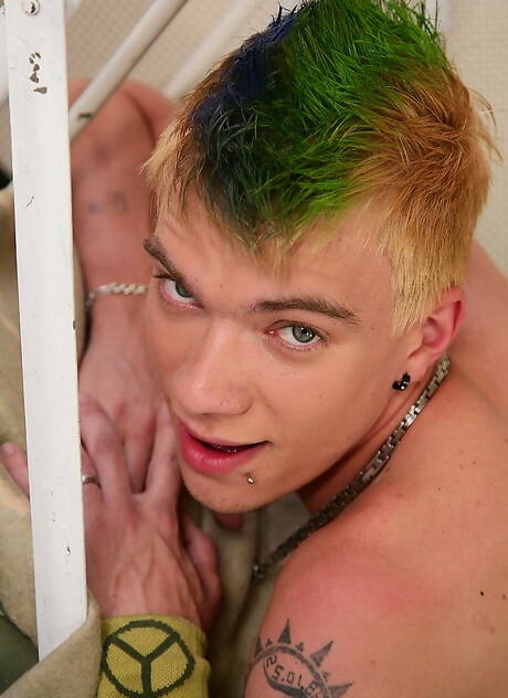 Gorący faceci Chester Poole, Tonny Ross i Eamon August w gorącym trójkącie analnym