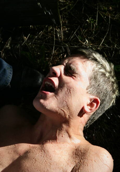 性感男模 Thomas Dyk、Thomas Friedl 和 Nick Deniels 在戶外進行三人肛交