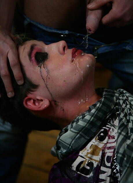 Un emo gay è stato pisciato addosso dai suoi amici