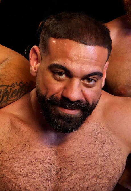 Os musculosos Ricky Larkin, Leo Forte e Brian Bonds em uma foda a três bdsm