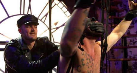 Hete Amerikaanse gasten vernederen Christian Wilde en superstud Johnny Hill