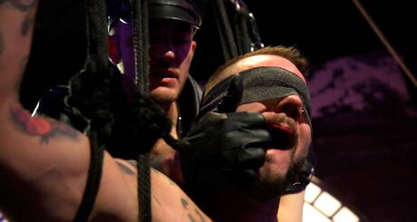 Hete Amerikaanse gasten vernederen Christian Wilde en superstud Johnny Hill