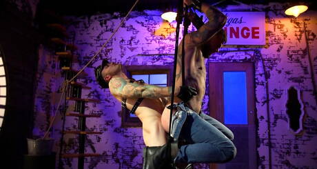 Hete Amerikaanse gasten vernederen Christian Wilde en superstud Johnny Hill