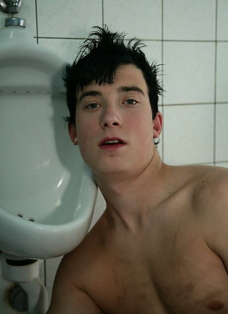 Czech beefcake Thomas Dyk and strongman Joe Parkes love each other in bath