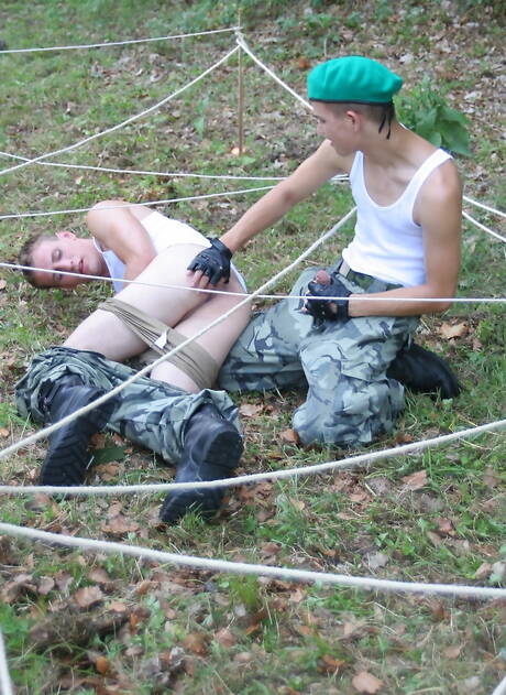 Der junge Kerl Thomas Wolf und der schöne Junge Chicky Grand haben guten Sex im Freien