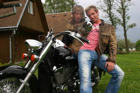 Twink Elliot Gass and beautiful boy Carey Lexes sucking and screwing each other outside