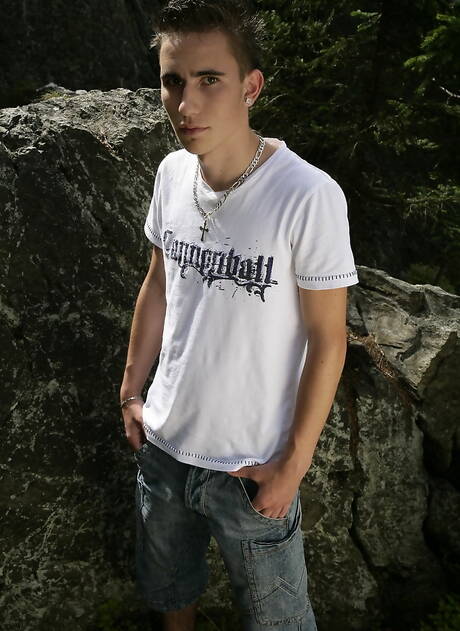 Le costaud tchèque André Lopes et le jeune Ben Wild baisent après une fellation en extérieur