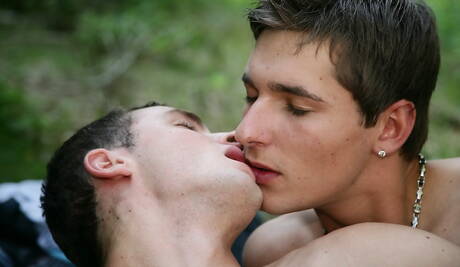 Przystojniak Daniel Wood i czeski młodzieniec Ray Weil w gorącej akcji ruchania w tyłek na zewnątrz